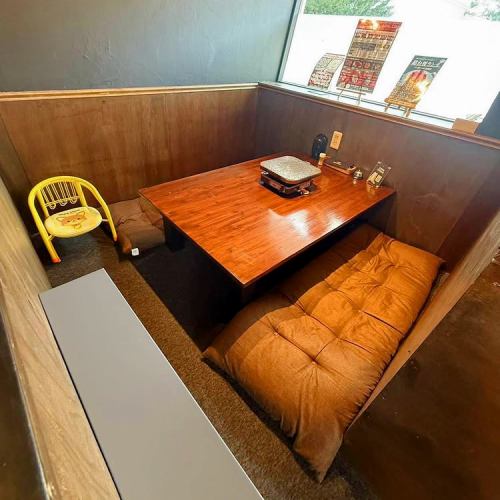 4名様用のテーブル席は、ご家族や友人同士、カップル利用におすすめ。落ち着いた空間で、気軽にジンギスカンを楽しめる席タイプです。