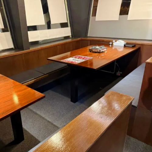 8名様まで利用可能なテーブル席を6席ご用意。グループでの食事や宴会利用にも対応でき、会話を楽しみながらゆったり過ごせます。