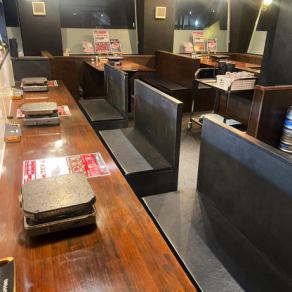 お一人様から2名様まで利用できるカウンター席を3席ご用意。仕事帰りの食事や少人数での利用に最適で、自分のペースでジンギスカンを楽しめます。