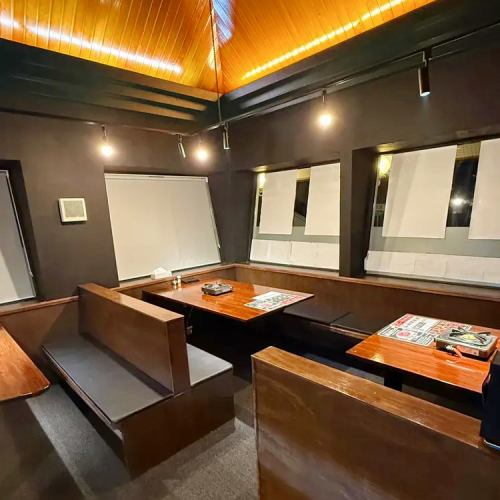 落ち着いて食事を楽しめる店内空間