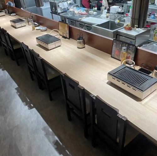 カウンター席は最大8席ご用意しています。1～2名様にぴったりのこの席では、カップルや一人飲みのお客様にも最適です◎お一人様でも気兼ねなく楽しめるメニューも取り揃えておりますので、お仕事帰りや一人焼肉にもおススメです♪目の前で調理される料理を楽しみながら、ゆっくりお酒や焼肉をご堪能下さい★