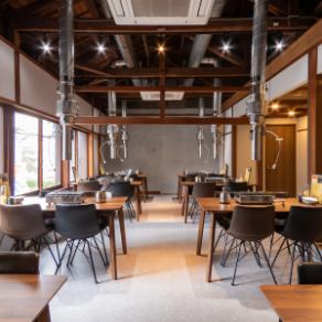 当店のテーブル席側を貸切でご利用いただけます。最大32名様まで利用可能で、親しい友人やビジネスの会合、特別なイベントに最適です。落ち着いた雰囲気の中で、お食事やお飲み物を楽しみながら、心温まるひとときをお過ごしください。思い出に残る素敵な時間をお届けします。ご利用お待ちしております☆