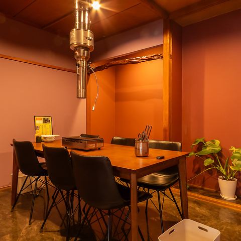 間接照明が灯る落ち着いた雰囲気の店内は、デートにも最適です◎