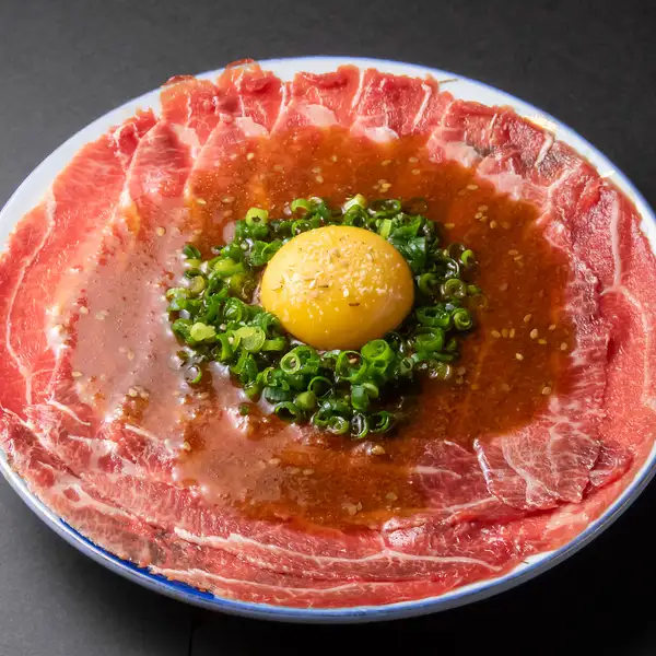【香煎豬臉肉】這塊珍貴的肉每一口都能釋放出濃鬱鮮美的味道。新鮮的肉和濃鬱鮮美的蛋黃相結合,造就了絕妙的口感。