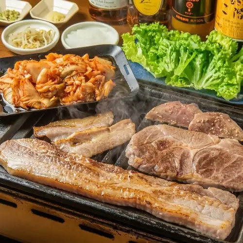 【無限量供應烤五花肉】極致鮮嫩,濃鬱美味!享受香氣四溢的烤肉和酸甜可口的泡菜!