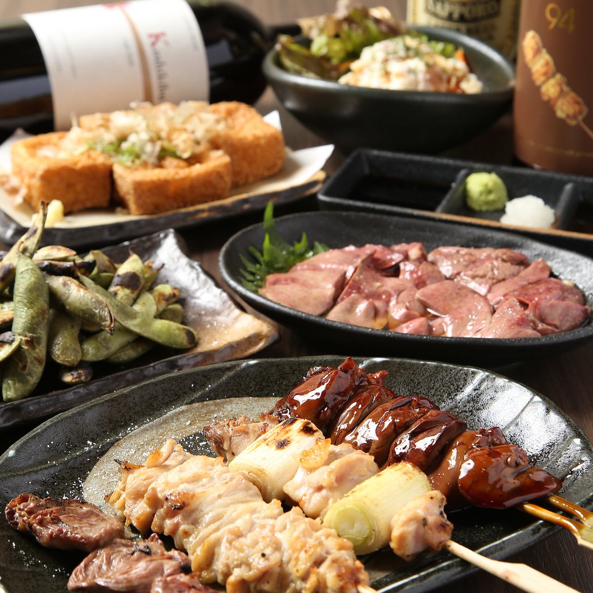Enjoy delicious dishes such as charcoal-grilled yakitori and liver that go well with alcohol.