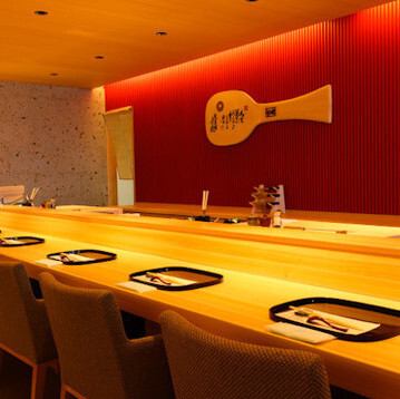 宮島駅から徒歩5分。隠れ家のように佇むお店の扉をくぐれば、そこには非日常的な空間が広がります。高級感の溢れる一枚板のカウンター席で味わう料理はいずれも絶品。職人技が織り成す『鮨×イタリアン』のマリアージュにどっぷりと浸るひとときをお過ごしください。