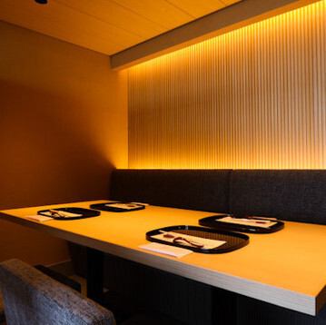 半個室のお席もご用意しております。記念日や特別な日のお食事に、大切な方との大切なひとときに。接待・会食・おもてなしの場にも好評です。逸品料理と厳選された美酒が織り成す、時間を忘れるような食体験。思い出に残る特別な日になるよう、彩りを添えます。