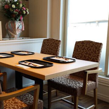 <p>瀬戸内海沿いに店舗を構えているため、窓の向こうには宮島と厳島神社を臨む絶景が広がります。地元のお客様はもちろん、ご旅行・観光時のお食事にもご利用ください。元イタリアンシェフが瀬戸内海・北陸の旬食材を寿司&イタリアンのコースへとドレスアップいたします。</p>