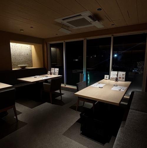 夜景楽しむテーブル
