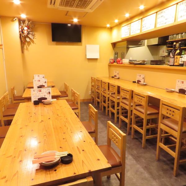 餐廳的內部充滿了木頭的溫暖，營造出溫馨的氛圍，是一個放鬆的空間。舒適的空間非常適合舉辦各種聚會，包括公司宴會、同學會、歡迎和歡送會以及女孩之夜。這是一個舒適的地方，您可以放鬆身心並與朋友和同事一起享受時光。您可以在任何場合使用它，所以請來參觀我們！