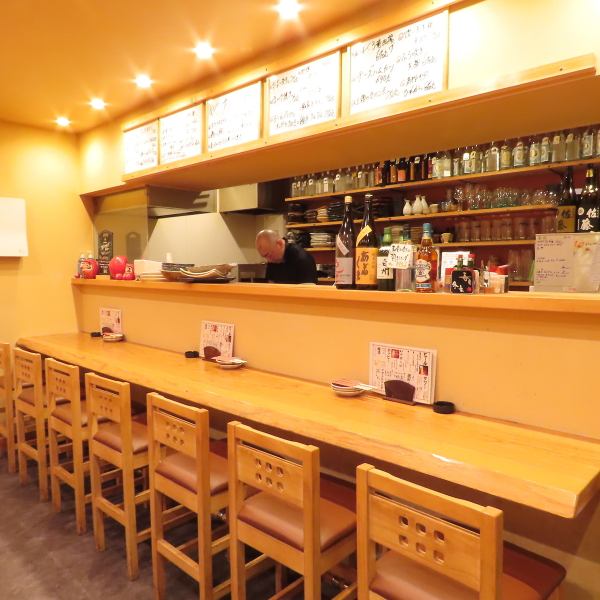 在輕鬆的氛圍中盡情享用使用時令食材烹調的菜餚和飲品。您可以一邊享用新鮮烹調的食物，一邊與工作人員聊天，度過一段愉快的時光。櫃檯座位即使一個人也很容易找到，非常適合下班後或短暫休息。