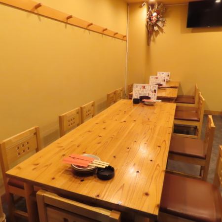 這是一個桌子座位。最多可容納 13 人。