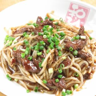 Stir-fried beef and bean sprouts with black pepper