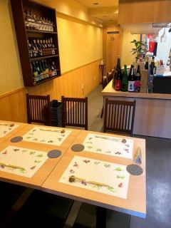 木目調が落ち着くテーブル席は4名様まで着席が可能です。テーブルを連結させることもできるので大人数でご利用いただくこともできます。食事会、宴会にオススメなコースもございます♪