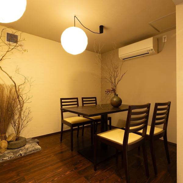 歴史ある蔵をリノベーションした、唯一無二の内観が自慢です。重厚な梁や壁を活かしつつ、落ち着いたトーンでまとめた韓国和モダンの雰囲気がお客様をお迎えします。和の趣きと洗練されたモダンデザインが融合し、都会の喧騒を忘れさせる特別な空間を演出。大切な方とのゆったりとした時間を心ゆくまでお過ごしください。