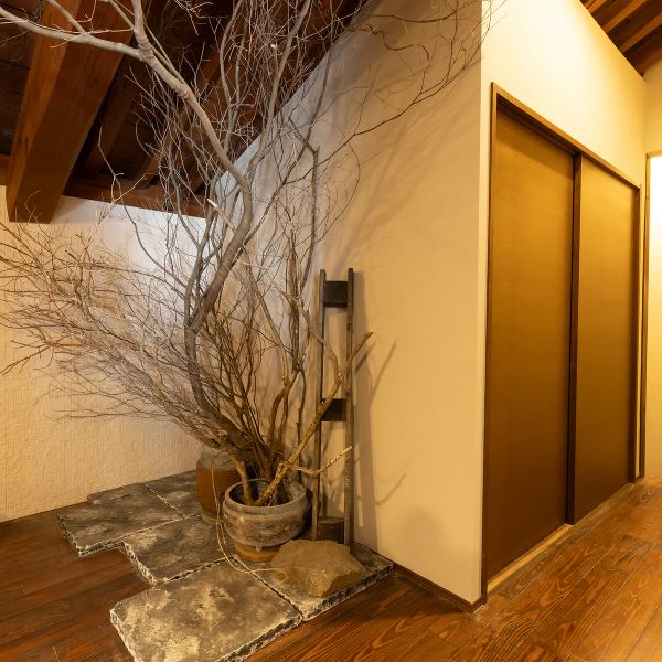 店内には美しい中庭があり、自然を感じられる癒やしのインテリアが随所に施されています。光と緑が調和した開放的な内観は、居心地の良さ抜群です。さらに、30名以上の大規模な団体様には、フロア貸切にも対応可能。プライベート感を大切にしながら、美味しい料理とともに皆でわいわい楽しめる特別な空間をご提供します。