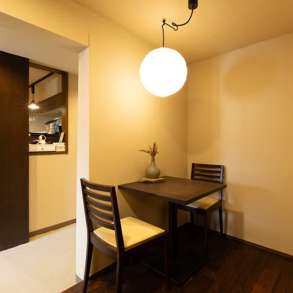 広々とした二階建ての内観には、様々なシーンに対応するお席をご用意しています。プライベートな時間を過ごせる個室や、ロマンチックなカップルシート、さらに1階には周りを気にせず楽しめる半個室のテーブル席も完備。多様な席種が、ご家族やデート、ビジネスなど、全てのシーンを特別なものにします。