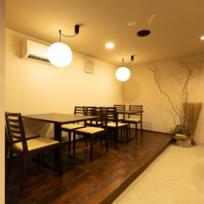2名様から最大6名様まで、計11席ご用意している使いやすいテーブル席。ご家族やご友人とのカジュアルな食事シーンにぴったりです。広々とした韓国和モダンの雰囲気の内観の中で、当店自慢の料理やドリンクを気軽に楽しめます。お子様連れのお客様や幅広いシーンに対応可能で、楽しいひとときをお過ごしいただけます。