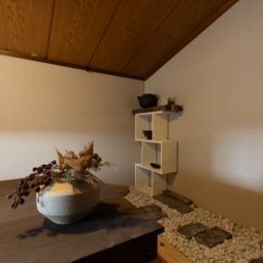 プライベート感を大切にした座敷の個室席は、足を伸ばしてゆったりとお寛ぎいただけます。2～3名様用の席は、親しいご友人との会食に最適です。周りを気にせず、美味しい韓国料理のコースを囲んで、心ゆくまで会話をお楽しみください。落ち着いた内観と居心地の良さが、特別な思い出を演出します。