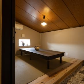 プライベートな空間を重視した座敷の個室席がございます。3～6名様までご利用可能で、靴を脱いで足を伸ばしてゆっくりとお寛ぎいただけます。歴史のある落ち着いた内観の中で、ご家族や親しい仲間と思い出に残る時間をお過ごしください。美味しい料理と豊富なドリンクとともに、心ゆくまで会話をお楽しみいただけます。