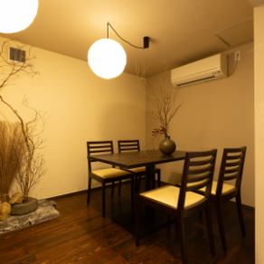 20～最大50名様まで対応可能なフロア貸切を承っております。周りを気にせずわいわいと楽しめるプライベート空間は、大規模な会社宴会や歓送迎会、イベントやパーティーなどの大人数の集まりに最適です。お得なコースと飲み放題をご利用いただき、記憶に残る楽しいひとときをお過ごしください。お気軽にご相談ください。