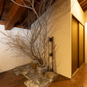 カップルシートや少人数でもプライベート空間を楽しめる扉付きの完全個室もご用意しております。接待や誕生日などの記念日などの利用も歓迎しております。