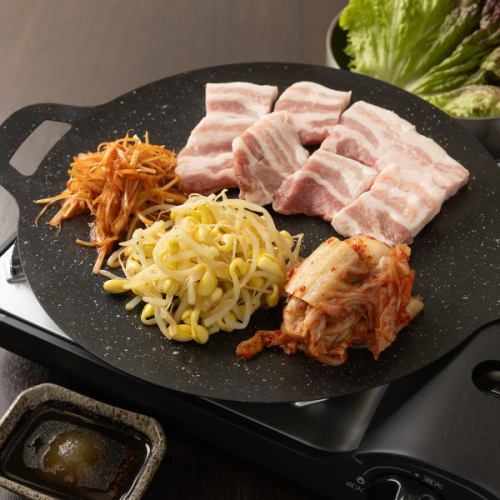 絶品『炙りサムギョプサル』は食欲をそそる逸品