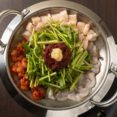 【海鮮たっぷり】◎見た目よりも辛くなく、旨みが強い旨辛鍋！県内では珍しい釜山名物ナッコプセ(2～3人前)