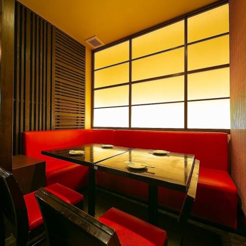 餐桌一側配有沙發，設計旨在提供極致舒適的體驗！