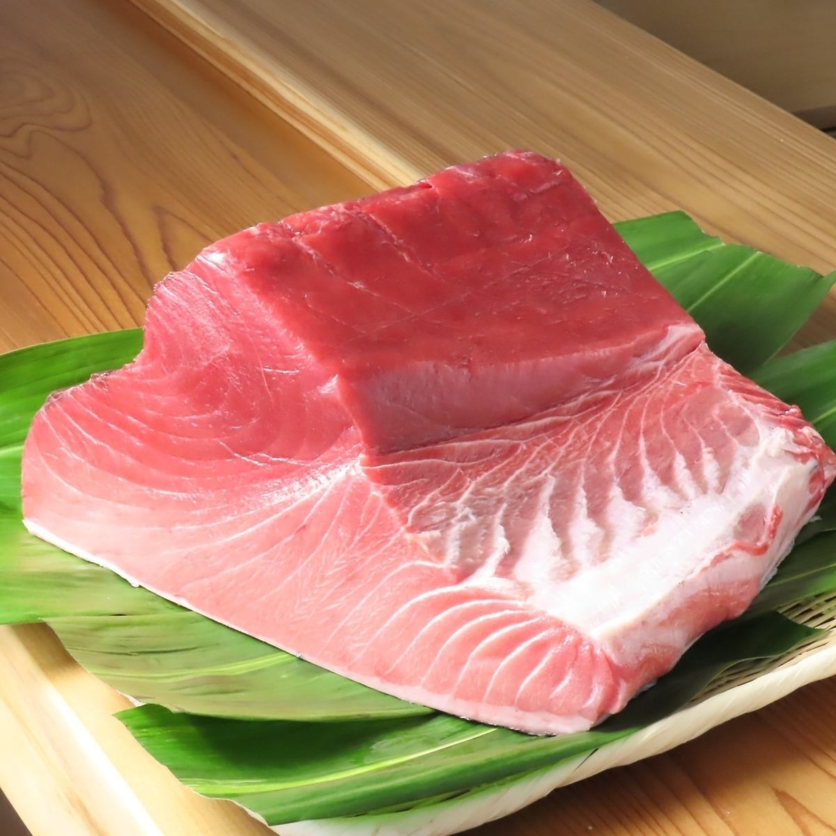 Our chef will prepare dishes and sushi using fresh seasonal fish with care.