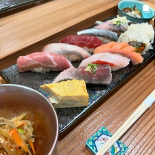 [Our pride and joy: exquisite sushi!] We purchase fresh, seasonal fish every day, and our chef prepares sushi with care.