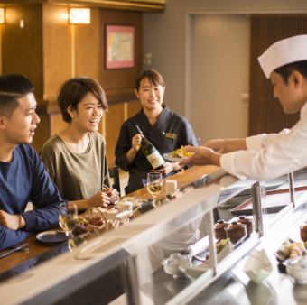Enjoy a meal with recommended sake and wine while enjoying a conversation with a couple or friends.In addition, you can feel free to drop in on your way home from work.We will propose sake that goes well with the dishes that the craftsmen are particular about.