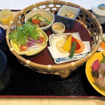 [Lunch] Hanakago Gozen (1,980 yen on weekdays/2,500 yen on Saturdays, Sundays, and holidays with upgrade available)