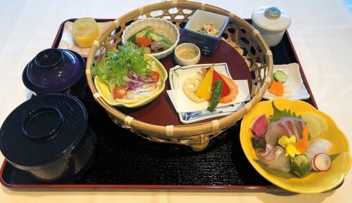 "Flower Basket Gozen" 1,980 yen on weekdays / 2,500 yen on Saturdays, Sundays, and holidays (additional small bowl and upgraded sashimi)