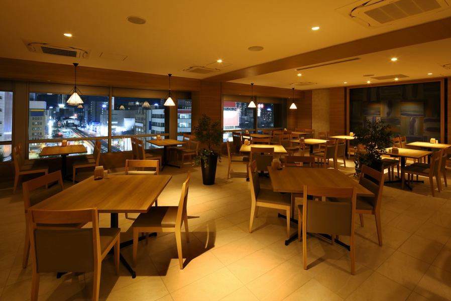 [View of Kokura] The spacious restaurant is open and allows sunlight to shine through, creating a space where you can spend a relaxing time dining with friends and colleagues.Counter seats are also available, so couples and individuals can use the restaurant without any hesitation.You can also enjoy the night view during dinner time.