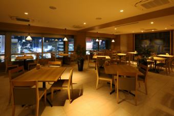 The bright sunlight shines inside the restaurant, making it a comfortable space for gathering with friends or having lunch with colleagues.Enjoy a leisurely meal in the restaurant's spacious interior, overlooking the city of Kokura from the large windows.We have 11 seats for 4 people, 1 seat for 6 people, and 9 seats for 2 people.