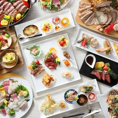 提供融合日式、西式和糕點主廚菜餚的自助餐(平日4000日元,週末4500日元)
