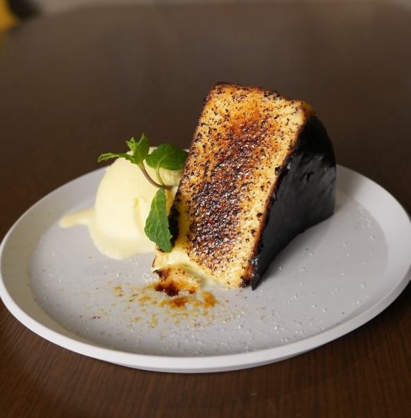 【表面はしっかり、中はしっとりの食感がたまらない！】バスクチーズケーキ　850円（税込）