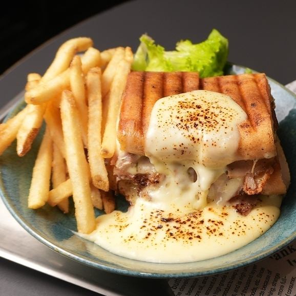 【新登場☆飲みのあとにも、昼カフェにもぴったり◎】エクストラチーズ キューバサンド　780円（税込）