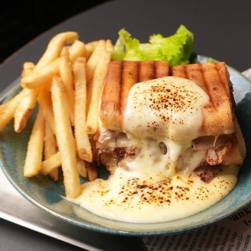 【新登場☆飲みのあとにも、昼カフェにもぴったり◎】エクストラチーズ キューバサンド　780円（税込）
