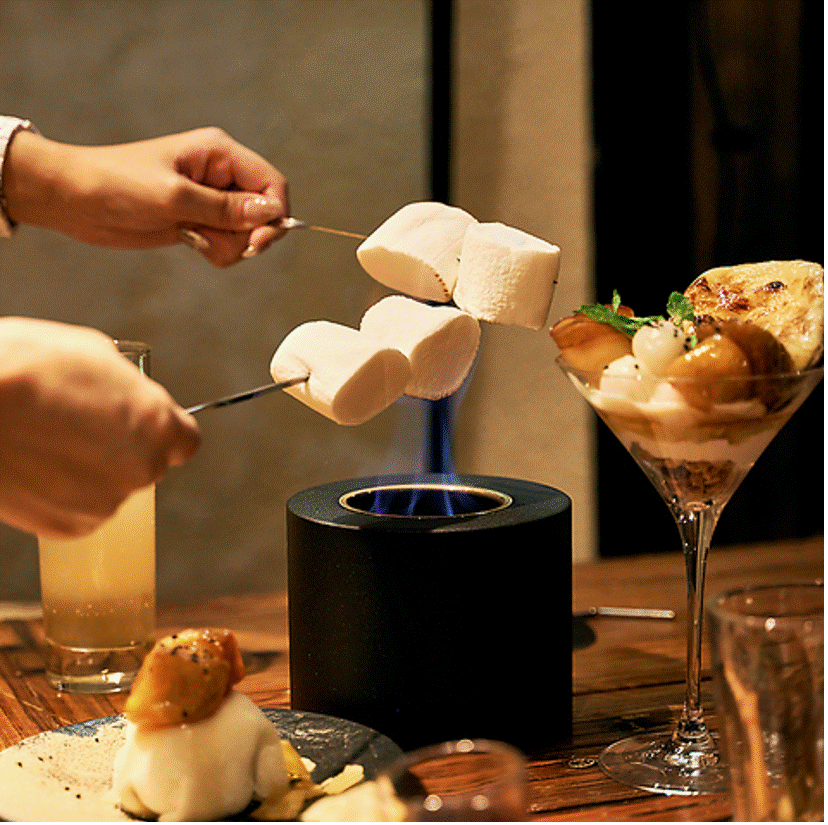 【大人っぽくおしゃれに】暖炉で焼きマシュマロ