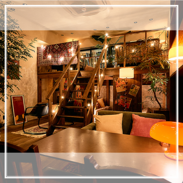 【秘密基地感満載のオシャレ空間！デートや女子会にも◎】大人の隠れ家カフェ、シーシャカフェ＆バー DOORは、かわいい小さな扉を開けると広がるのはそこには秘密基地感満載のオシャレ空間が広がります！どの席に座るかワクワクすること間違いなし☆女子会や夜カフェ利用も大歓迎です！