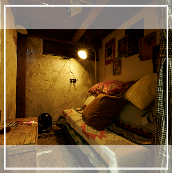 【デートにオススメの半個室をご用意☆】ロフト下の半個室はデートにオススメ！周りを気にせず、大切な人とゆっくりお過ごしいただけます♪その他、目の前に並ぶシーシャやボトルでBARならではの大人な雰囲気を感じていただけるカウンター席や、広々ソファ席もご用意しておりますので、様々なシーンでご利用ください☆