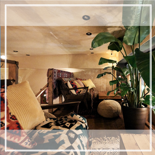 【秘密基地感あふれる人気ロフト席◎】《2～4名にてご利用◎》隠れ家のようなロフト席へ。落ち着いた照明とふかふかのクッションに包まれて人目を気にせずくつろげる空間は、まさに非日常。贅沢なひとときをお過ごしください。