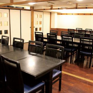 30名までの宴席もご相談ください。当店のテーブル席は、広々とした空間でゆったりとお食事をお楽しみいただける特別な席です。友人や同僚、家族との会話も弾む、ほどよい距離感を保ちながら食事を楽しめる環境を提供します。落ち着いた雰囲気の中、ゆっくりと時間を過ごしながら、こだわりの料理をお召し上がりください。