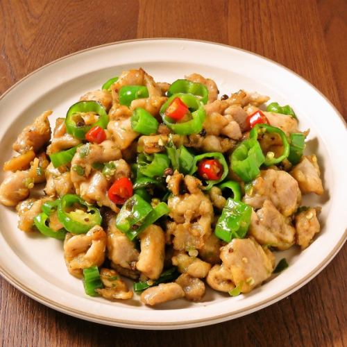 Stir-fried chicken and green chillies