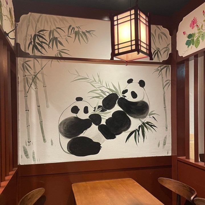 1 minute walk from the east exit of Omiya Station! The interior is amazing, making you feel like you've taken a trip to China!