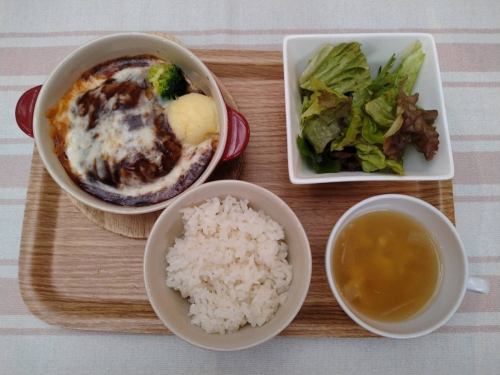 Demi-glace hamburger with melty cheese 1,500 yen (tax included)