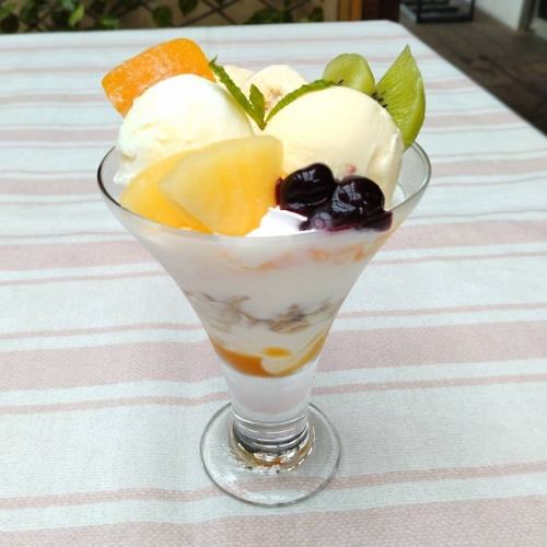 fruit yogurt parfait